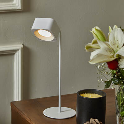 مصباح مكتبي مغناطيسي ذكي ببطارية قابلة للشحن وتصميم أنيق