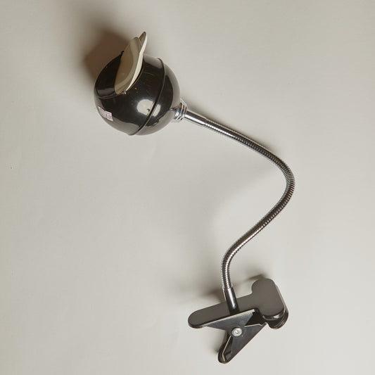 منفضة سجائر كروية بمشبك وذراع مرن – تصميم عصري قابل للتعديل