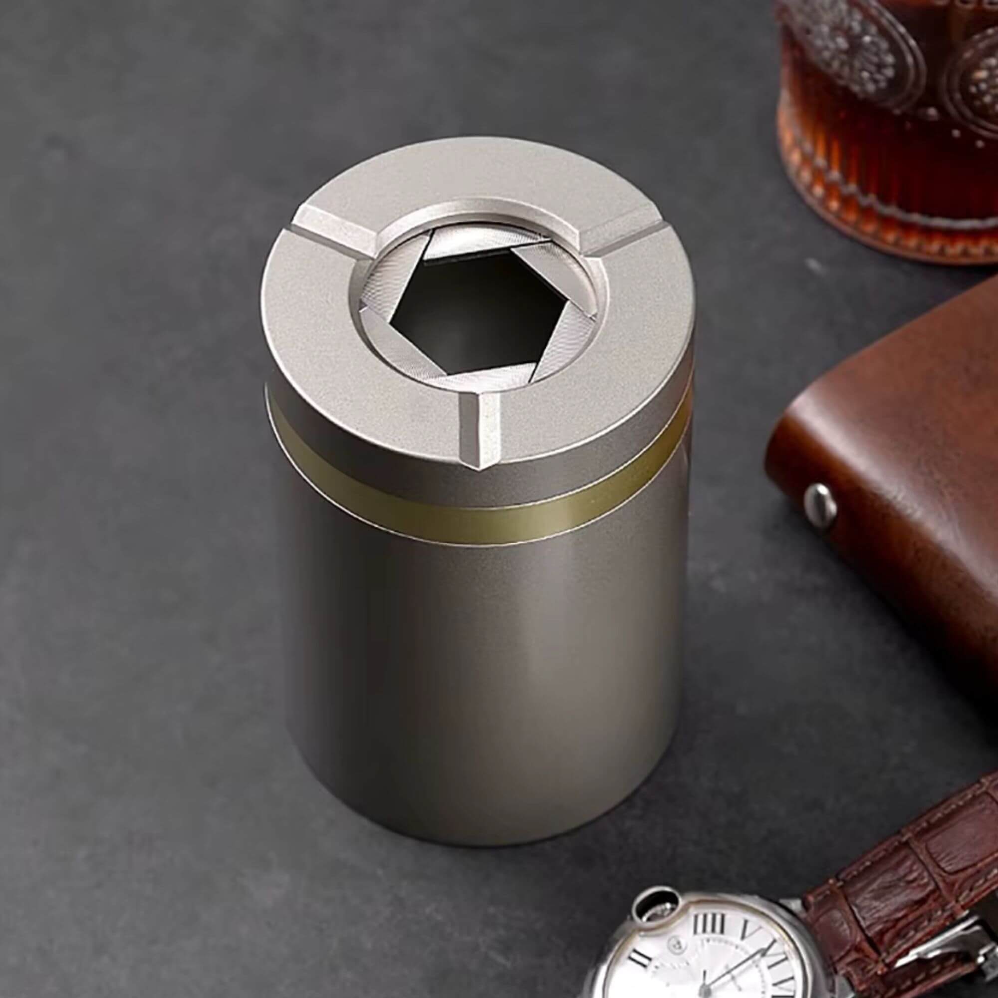 منفضة السجائر الفاخرة للسيارات من الستانلس ستيل – ارتقِ بمستوى النظافة والأناقة في مقصورتك!